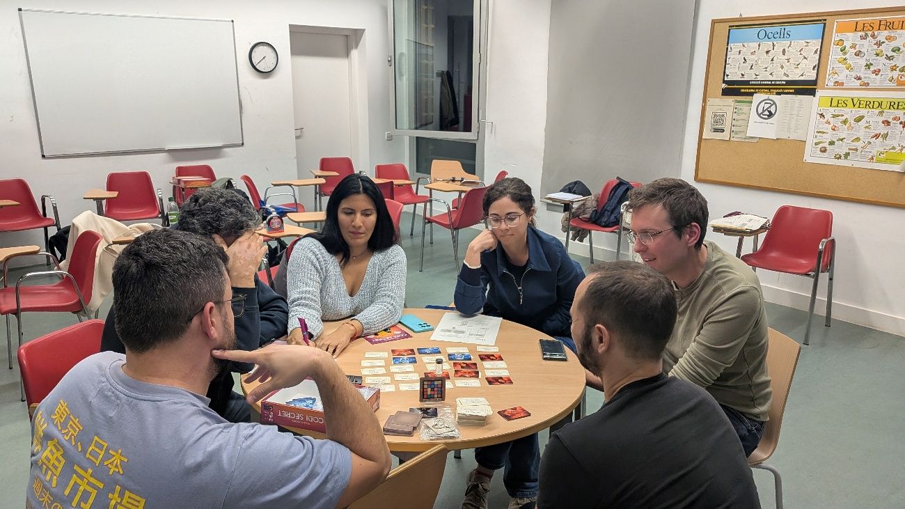 Una activitat de joc en grup al voltant d'una taula
